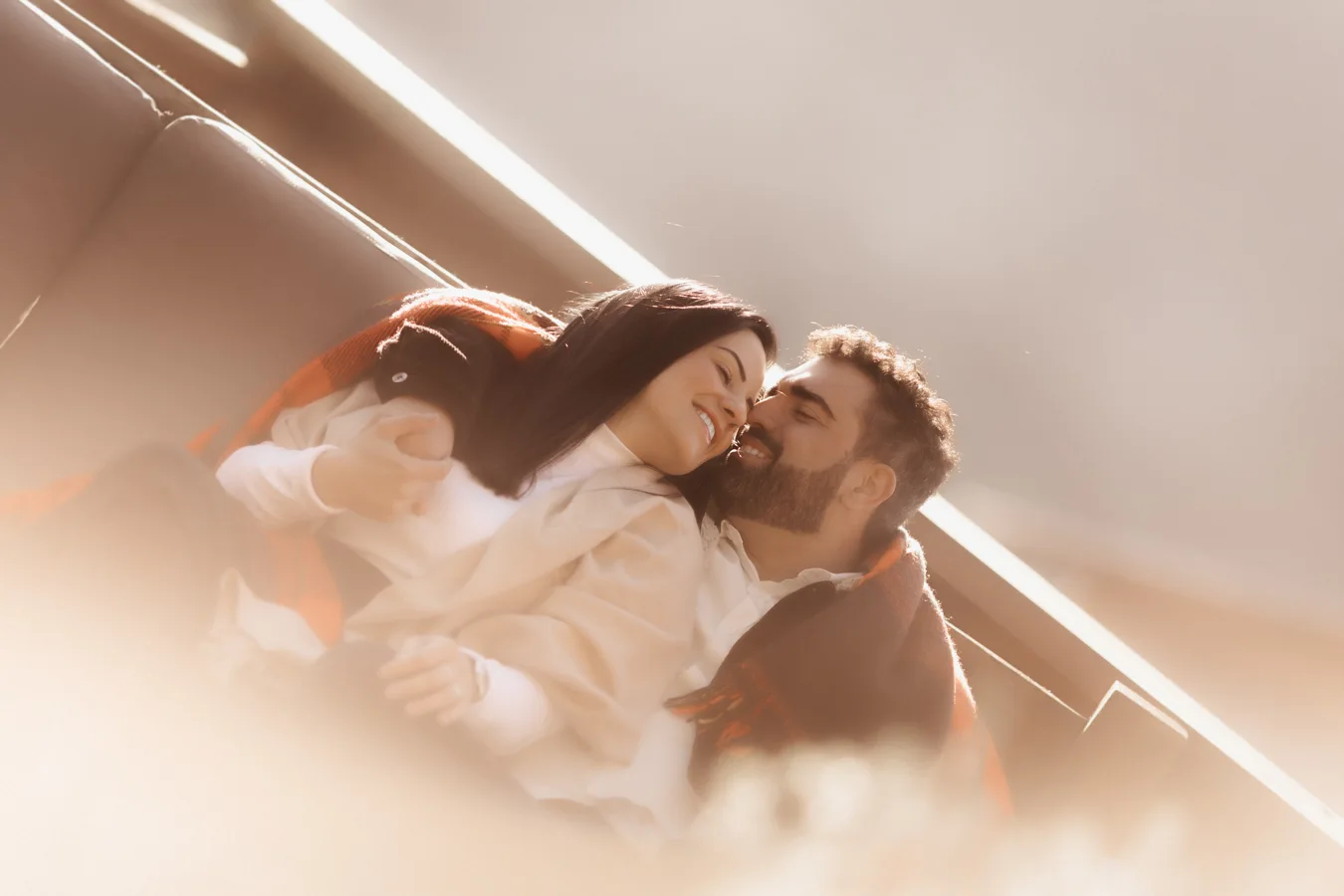 Casal em um momento de carinho sob a luz do sol